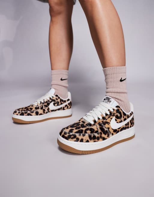Nike - Air Force 1 '07 - Sneakers unisex leopardate e bianche, 2 di 5