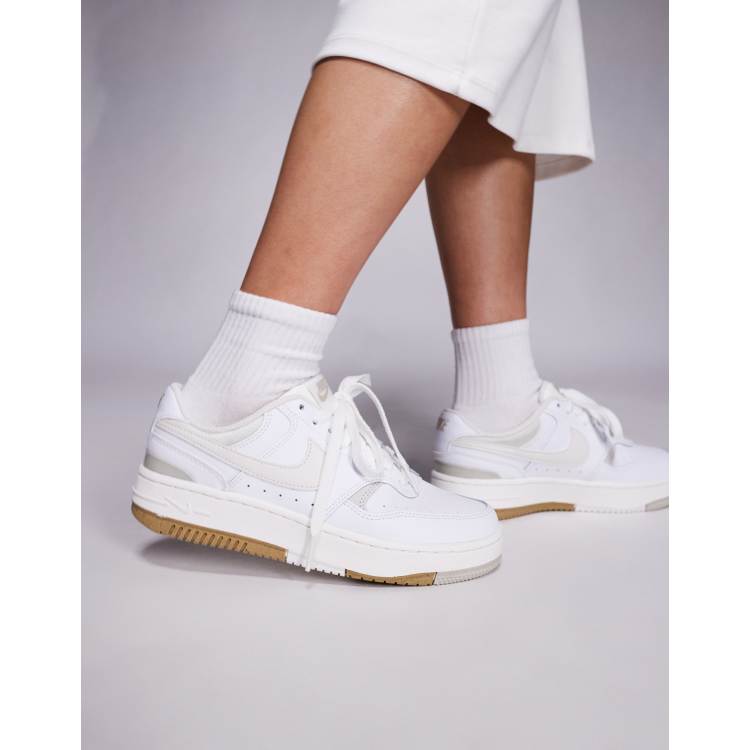Sort hvide sneakers Nike Air Force 1 07 Nike mock neck graphic long sleeve t shirt in white RcjShops