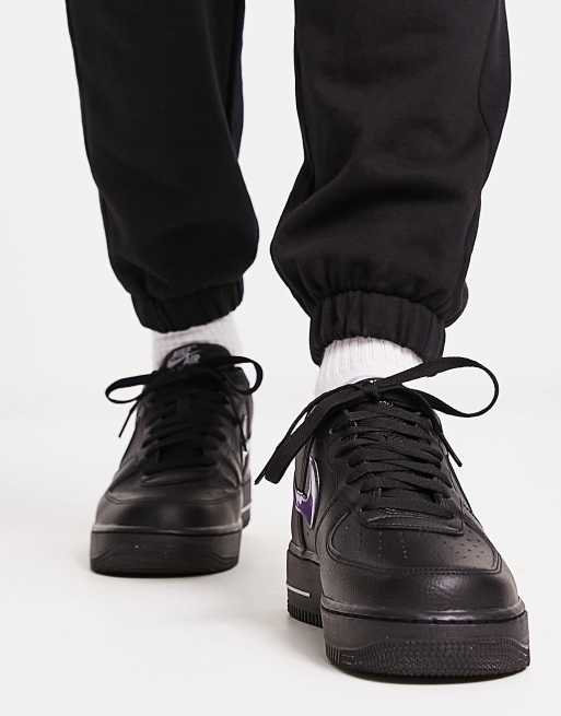 Nike – Air Force 1 '07 – Svarta sneakers med metallisk Swoosh-logga, 2 av 4