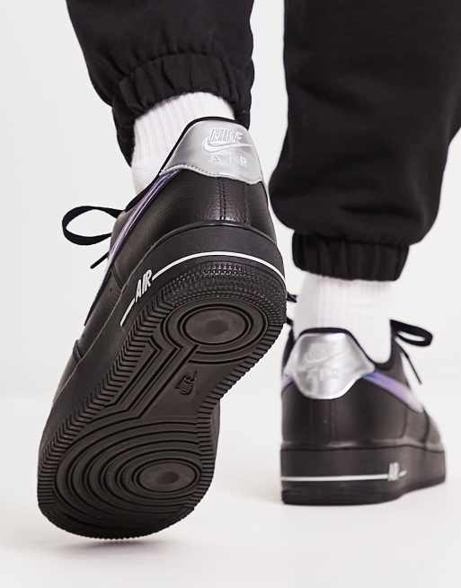 Nike – Air Force 1 '07 – Svarta sneakers med metallisk Swoosh-logga, 4 av 4