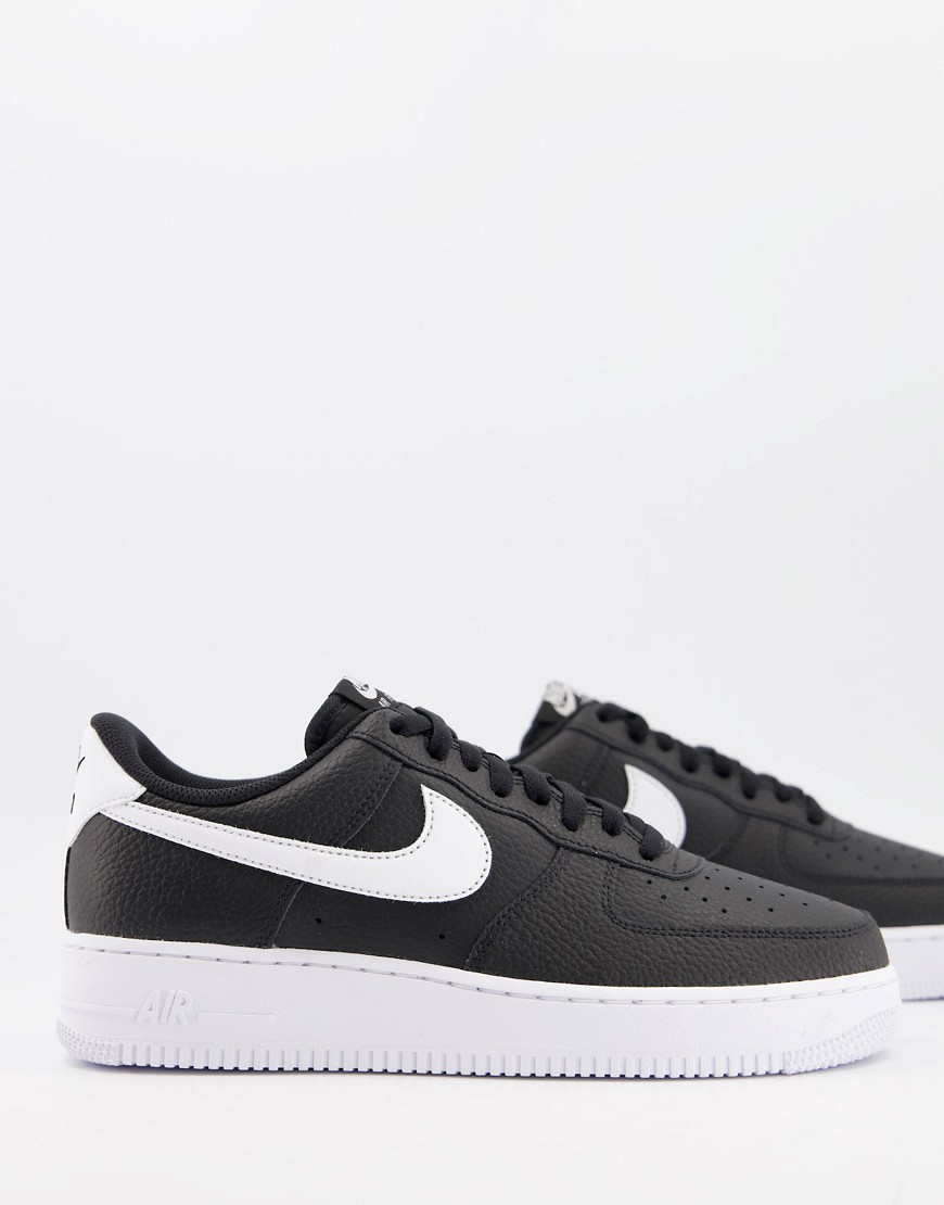 Nike Air Force 1 ’07 trainers in black and white
