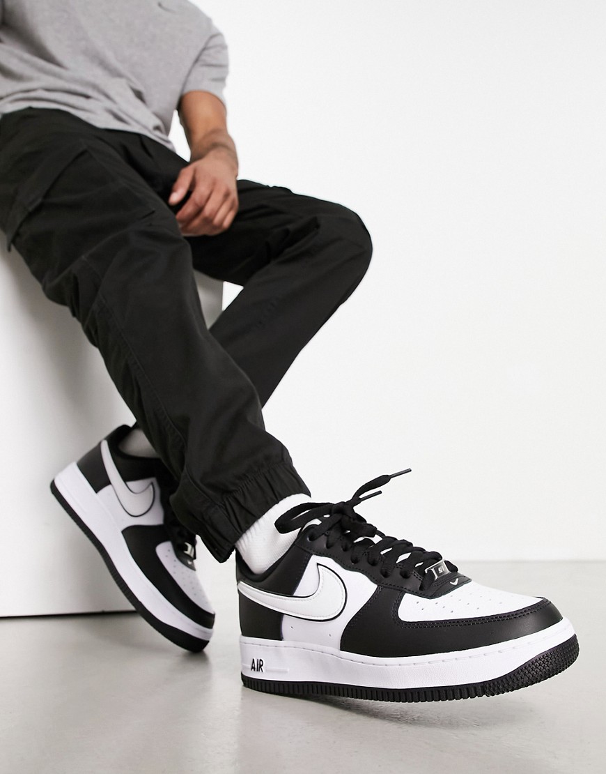 Nike Air Force 1 ’07 trainers in black and white