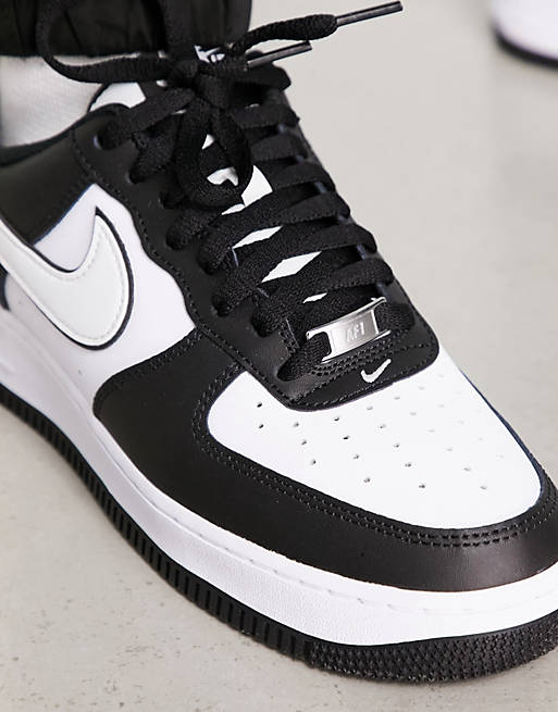 Nike Air Force 1 '07 trainers in black and white