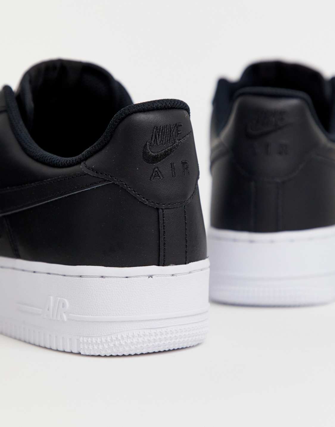 Nike Air Force 1 07 черные с белой подошвой