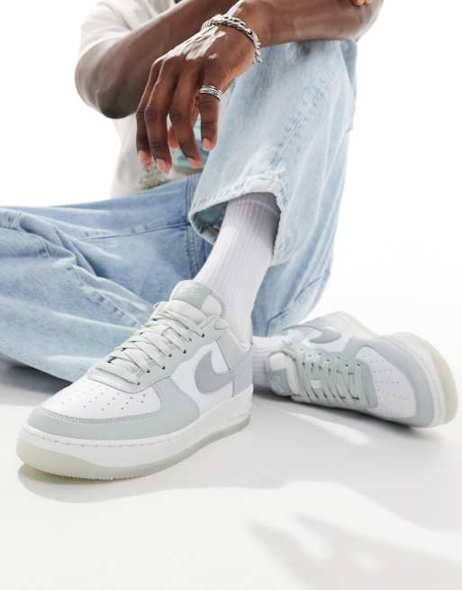 Nike Air Force 1 07 trainers in grey and white