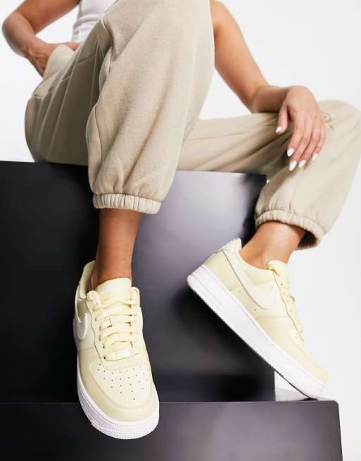 Nike Air Force 1 07 trainers in lemon drop