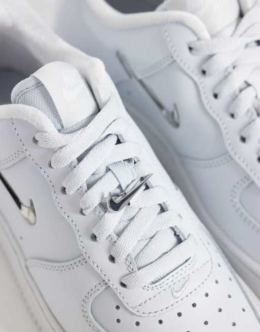 Nike Air Force 1 '07 trainers in light grey and silver metallic, 4 of 5