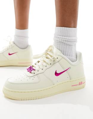 Nike Air Force 1 '07 trainers in off white & pink