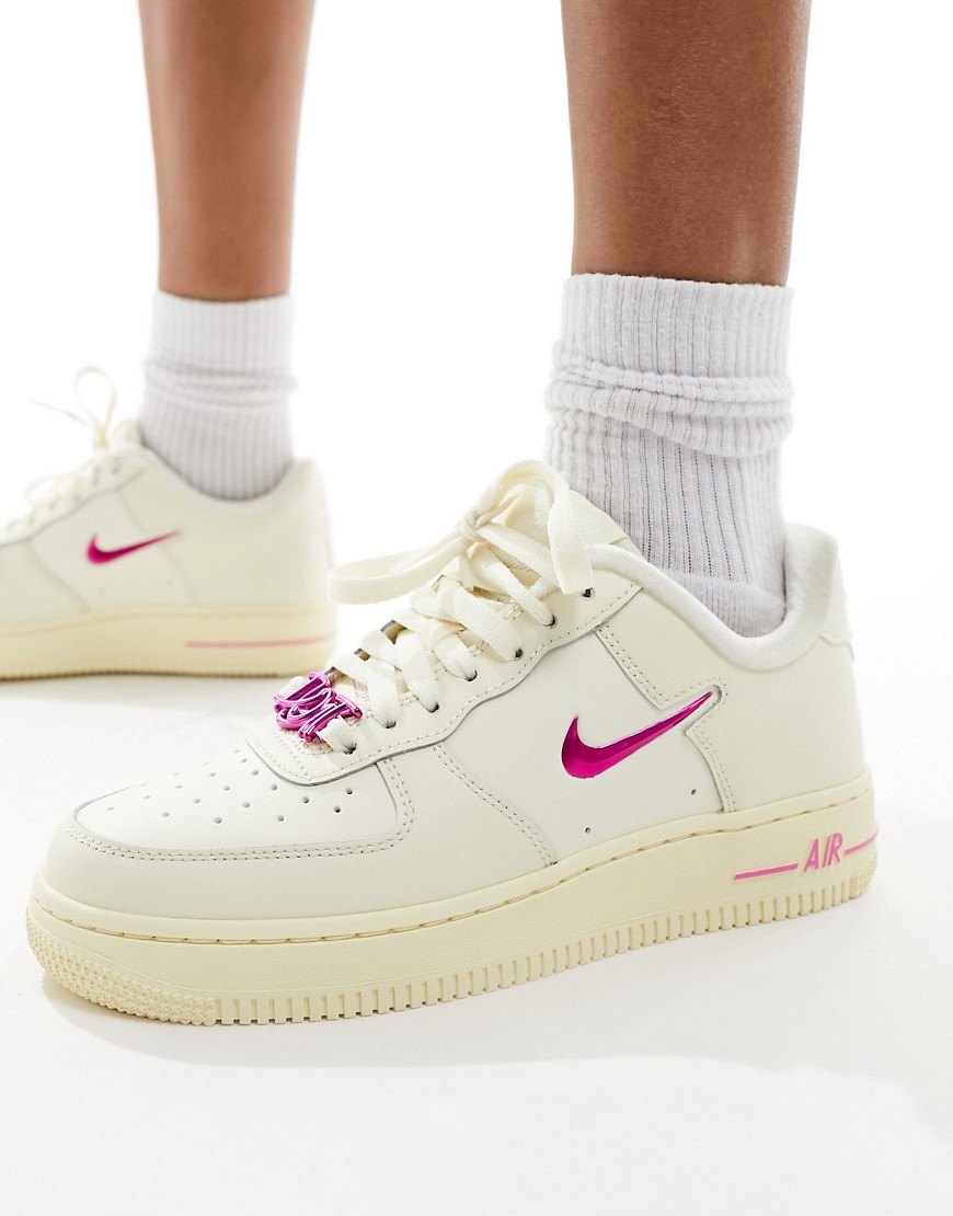 Nike Air Force 1 ’07 trainers in off white & pink