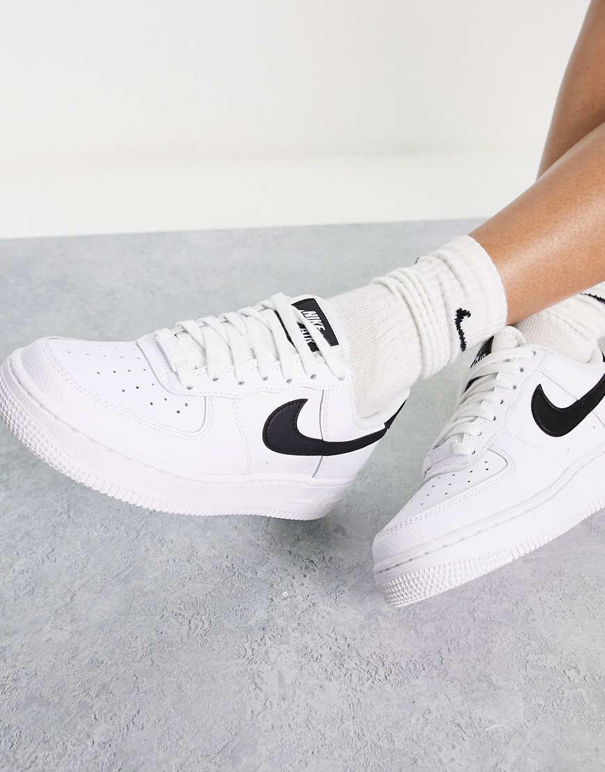 Nike Air Force 1 '07 trainers in white and black