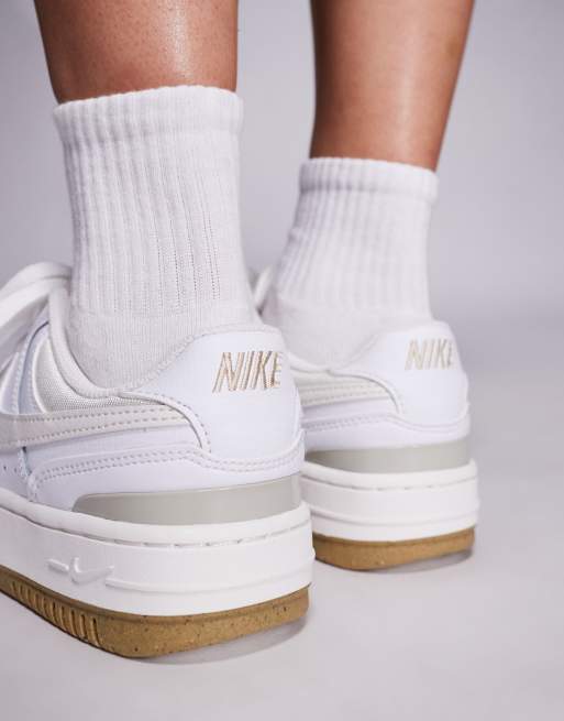 Nike Air Force 1 07 trainers in white and black