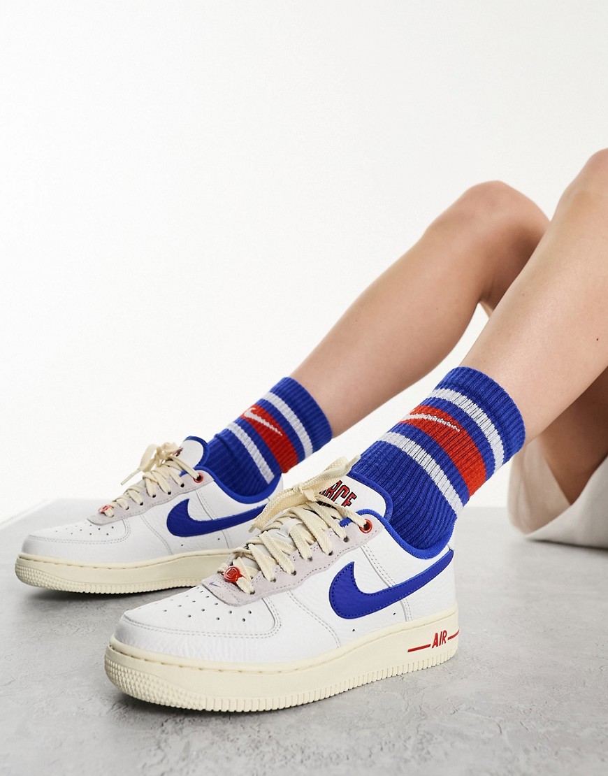 Nike Air Force 1 '07 trainers in white and blue
