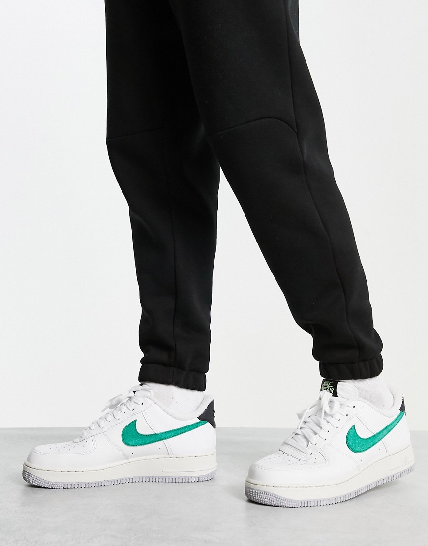 Nike Air Force 1 ’07 trainers in white and green