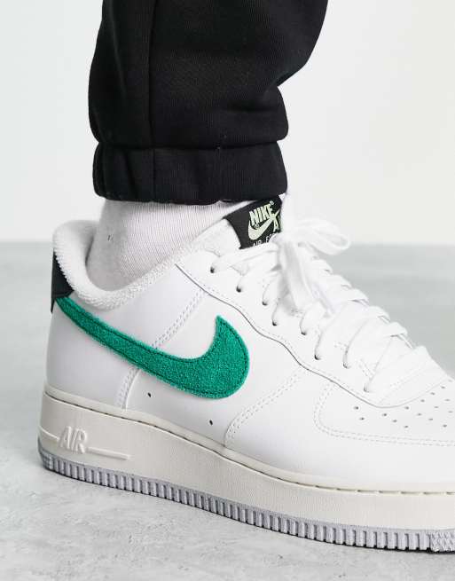 Nike Air Force 1 07 trainers in white and green