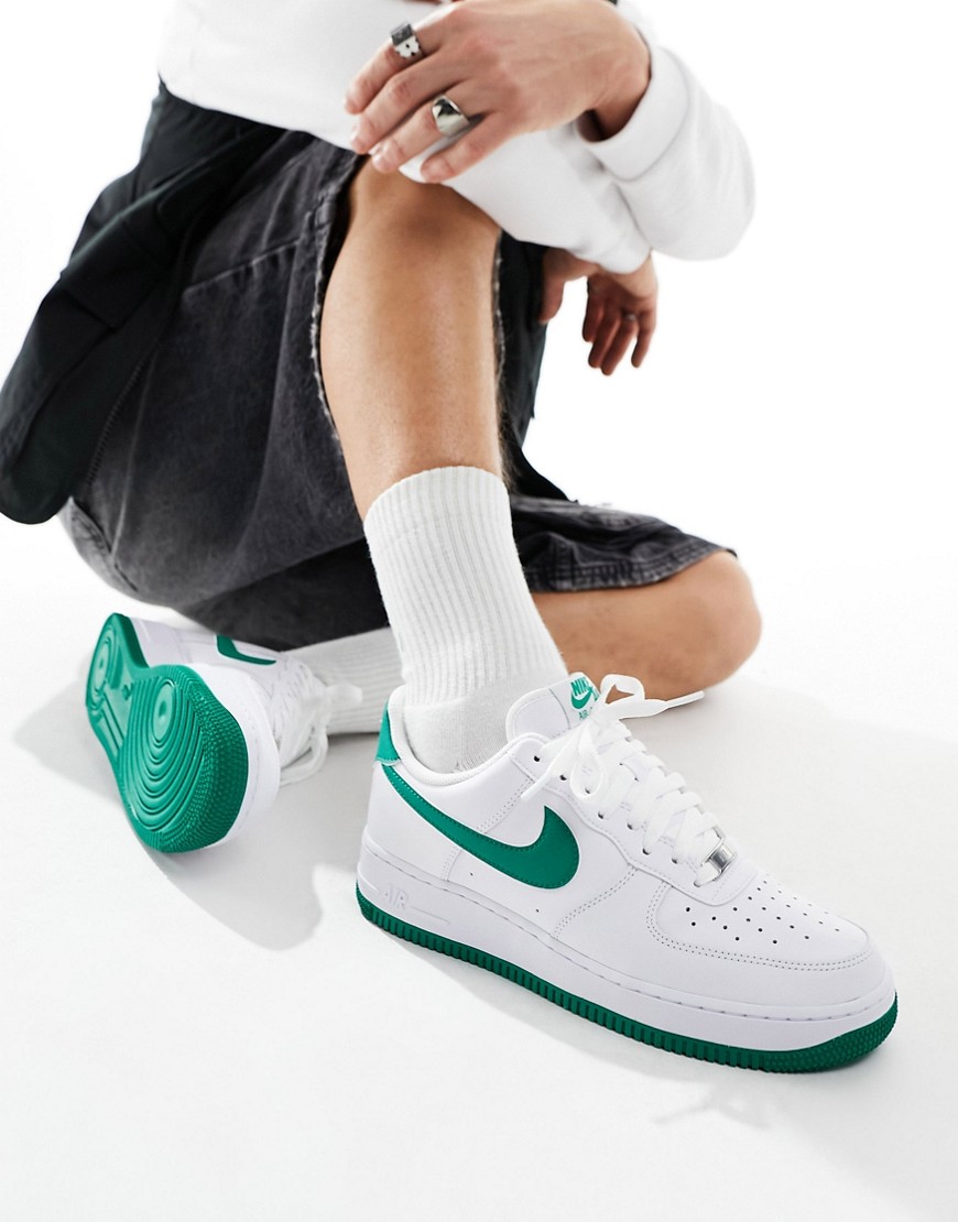Nike Air Force 1 '07 trainers in white and green
