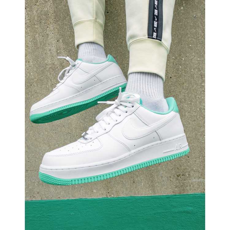 Nike Air Force 1 07 trainers in white and light menta