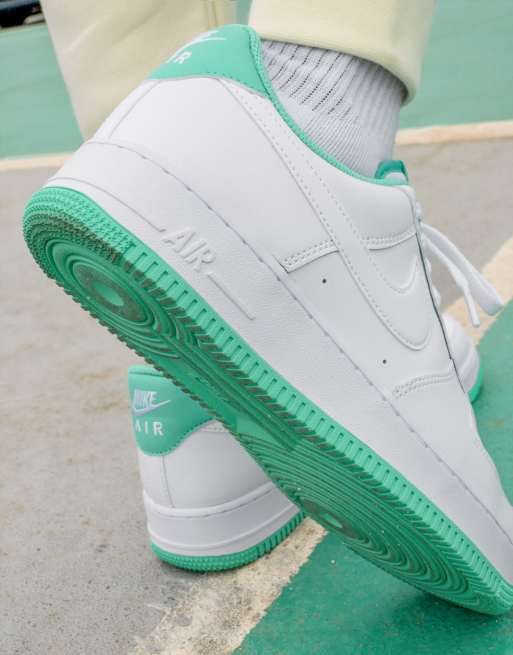 Nike Air Force 1 07 trainers in white and light menta