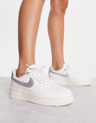 Nike Air Force 1 '07 trainers in white and metallic silver