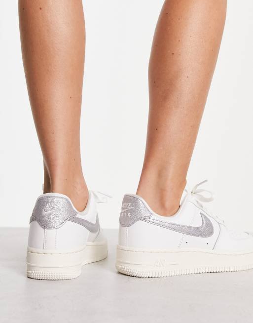 Nike Air Force 1 07 trainers in white and metallic silver