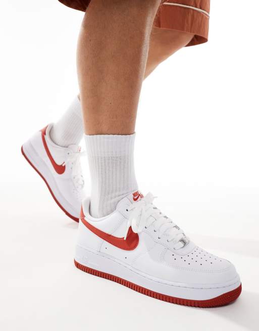 Nike Air Force 1 07 trainers in white and red