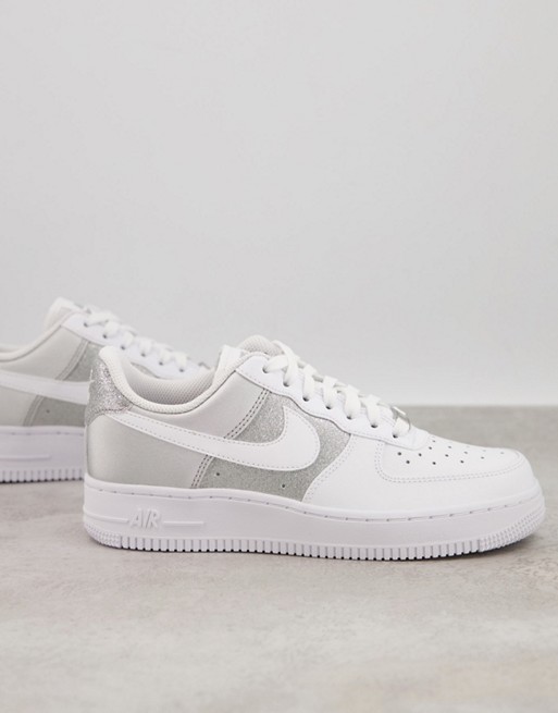 Nike Air Force 1 '07  trainers in white and silver