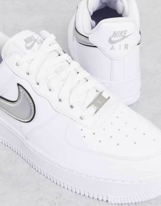 Nike Air Force 1 07 trainers in white metallic silver