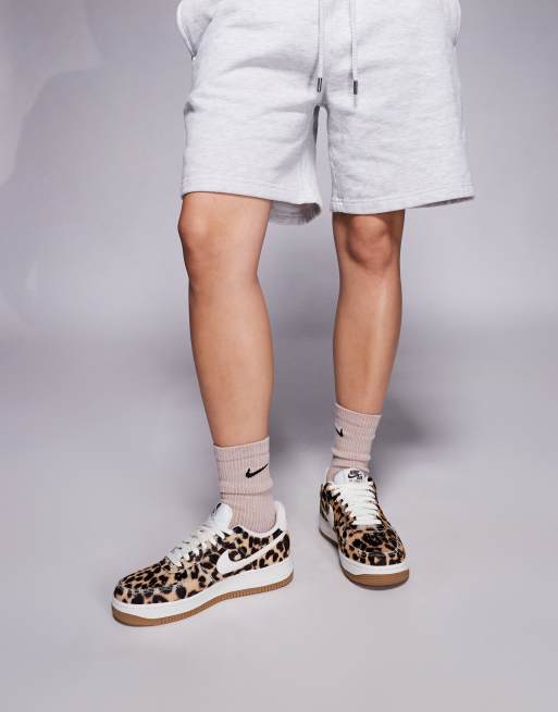 Nike – Air Force 1 07 – Unisex-Sneaker in Weiß und mit Leopardenmuster, 4 von 5