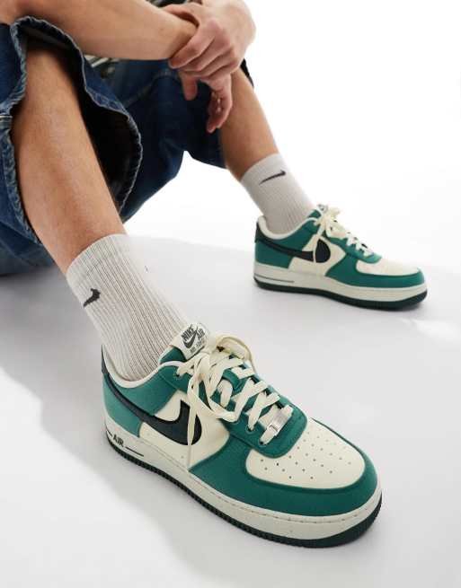 Nike – Air Force 1 '07 – Vita och gröna sneakers