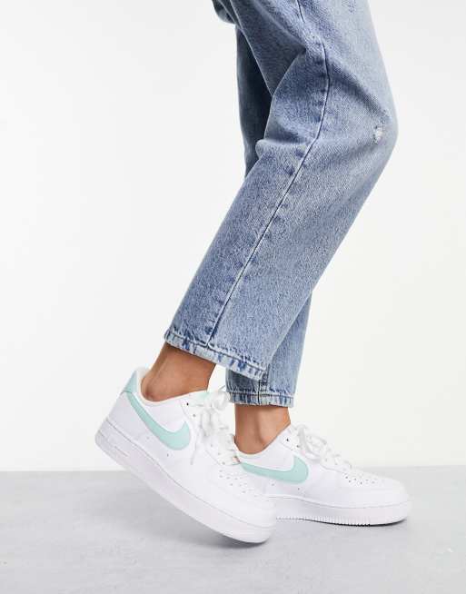 Nike – Air Force 1 '07 – Vita och ljusblå sneakers, 3 av 4