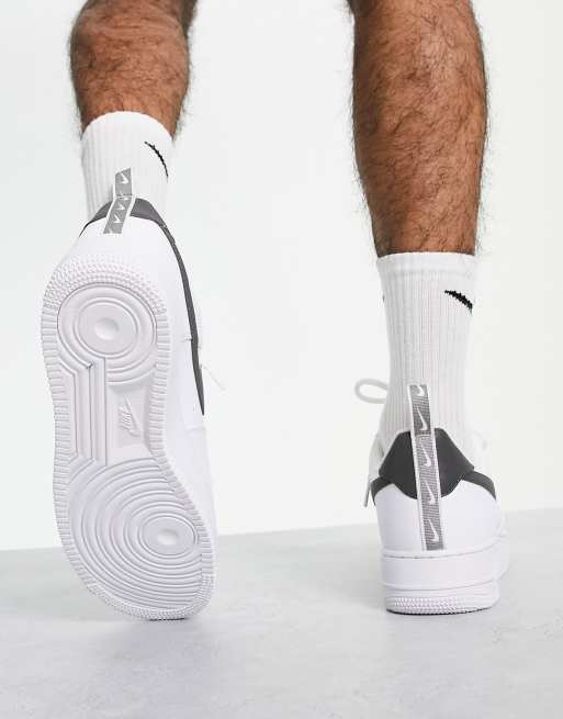 Nike – Air Force 1 '07 – Vita och metalliskt grå sneakers, 2 av 4
