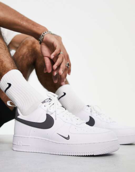 Nike – Air Force 1 '07 – Vita och metalliskt grå sneakers, 4 av 4