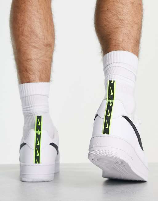 Nike – Air Force 1 '07 – Vita och svarta sneakers med neondetaljer, 2 av 4