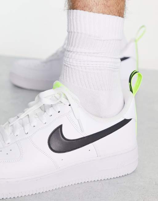 Nike – Air Force 1 '07 – Vita och svarta sneakers med neondetaljer, 3 av 4