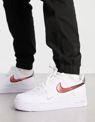Nike – Air Force 1 '07 – Vita sneakers med metallisk Swoosh-logga