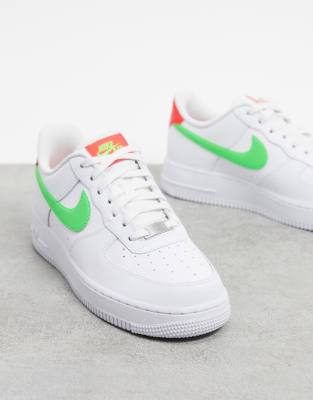 Nike – Air Force 1 '07 – Weiße Sneaker mit neonfarbenem Swoosh-Logo | ASOS