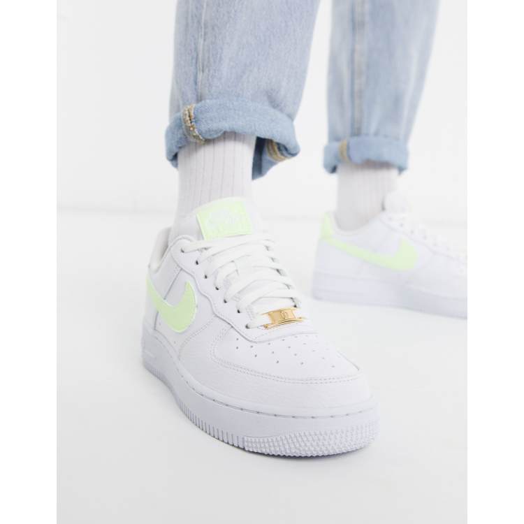 Nike Air Force 1 '07 trainers in white and green