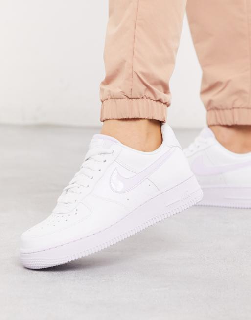 Nike Air Force 1 07 Witte sneakers met parelmoerachtige glans