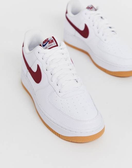 Nike Air Force 1 Baskets logo virgule rouge et semelle en gomme