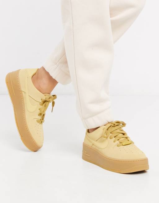 Nike Air Force 1 Baskets semelle en caoutchouc beige Sauge