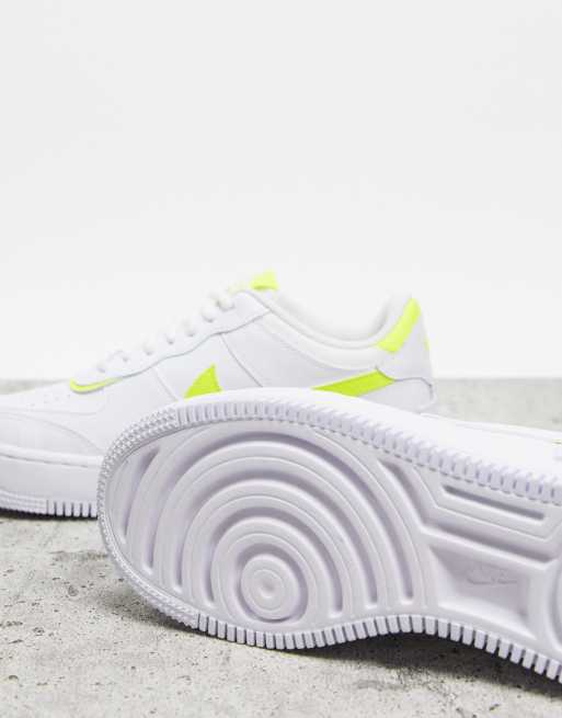 Nike blanche cheap et jaune fluo