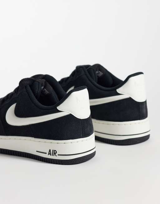 Nike Air Force 1 LV8 sneakers i sort ruskind med store snørebånd, 2 af 5