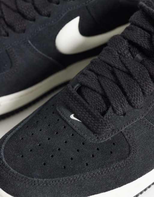 Nike Air Force 1 LV8 sneakers i sort ruskind med store snørebånd, 4 af 5