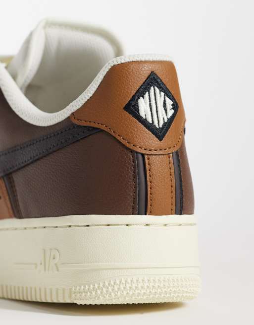 Nike Air Force 1 LV8 sneakers in bruin, 2 van 5