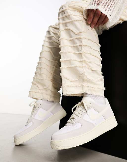 Nike – Air Force 1 LV8 – Vita och ljusgrå sneakers, 4 av 4