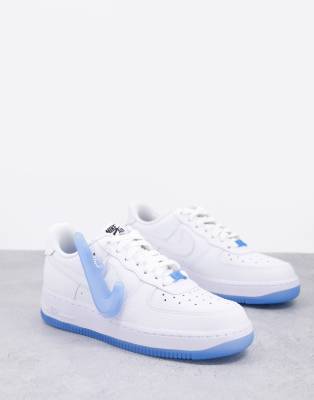 Nike Air Force 1 LX Sneakers bianche e blu dal colore mutevole ASOS