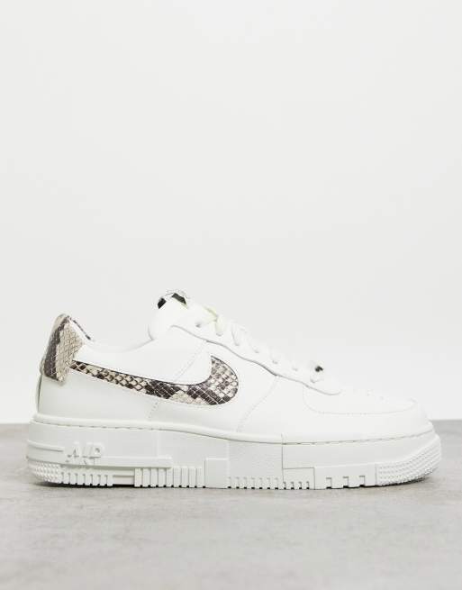 Nike Air Force 1 Pixel Sneaker in gebrochenem WeiB mit Schlangenmuster