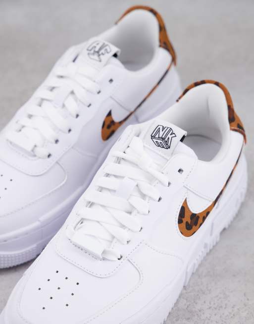 Nike – Air Force 1 Pixel – Sneaker in Weiß mit Leopardenmuster, 2 von 4