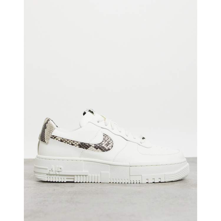 Nike Air Force 1 Pixel Sneakers in gebroken wit en slangenprint ASOS