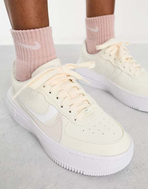 Nike – Air Force 1 PLT.AF.ORM – Buty sportowe w kolorze kości słoniowej, 4 z 4