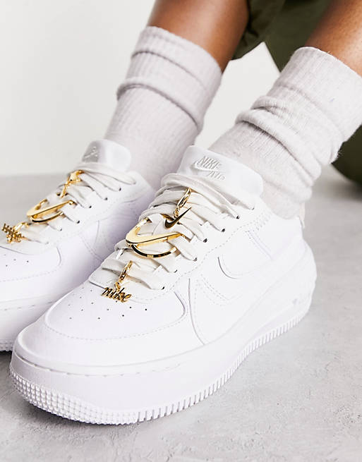 Uenighed halvleder Endeløs Nike - Air Force 1 PLT.AF.ORM - Hvide sneakers med smykkevedhæng | ASOS